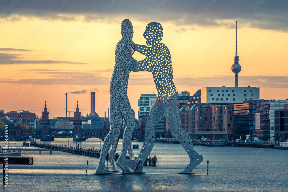 Über uns - "Molecule Man", Berliner Monumentalkunstwerk, 1999, Jonathan Borofsky